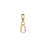 「0」の数字をモチーフにしたCrystal Number Charm Gold。楕円形のアウトラインに沿ってキュービックジルコニアが均等に配され、ゴールドPVDコーティングのベイルから吊り下がるパーソナライズ可能なチャームです。