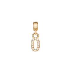 「0」の数字をモチーフにしたCrystal Number Charm Gold。楕円形のアウトラインに沿ってキュービックジルコニアが均等に配され、ゴールドPVDコーティングのベイルから吊り下がるパーソナライズ可能なチャームです。