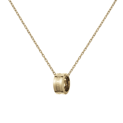 Elan Necklace Goldのペンダントトップを拡大した画像です。二本の溝とDaniel Wellingtonの刻印が入ったゴールドのリングモチーフが、ケーブルチェーンに通され、美しい輝きを放っています。