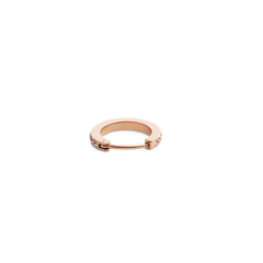 ダニエルウェリントンのCrystal Hoop Earring ローズゴールドを、正面やや上から見下ろすアングルで撮影した商品写真です。閉じた状態のヒンジクラスプと、両端にあしらわれたキュービックジルコニアの控えめな輝きが確認できます。