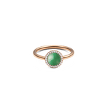 ダニエルウェリントン Audrey Ring Jade Rose Goldの正面画像。ドーム型にカットされたグリーンのヒスイを中央に配し、ホワイトキュービックジルコニアのヘイロー（光輪）セッティングが石を囲む、ローズゴールドの細身リングです。