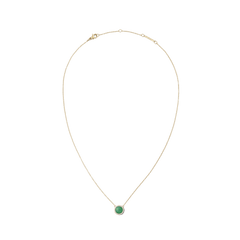 ダニエルウェリントン Audrey Necklace Jade Goldの全体像。細身のゴールドチェーンの中央に、ドーム型の翡翠ペンダントを配し、その周囲をホワイトキュービックジルコニアのヘイローが彩ります。