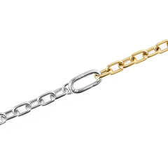 Contrast Link Necklace Two Tone Goldのリンク部分をクローズアップした画像です。シルバーとイエローゴールドの切り替わる境目がはっきりと確認でき、中央のリンクにはDaniel Wellingtonのロゴが刻印されています。ポリッシュ仕上げの各リンクが光を反射し、シャープなフォルムの美しさが際立ちます。