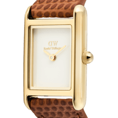 Bound Mini Light Brown Lizard Goldの文字盤とケースをクローズアップした画像です。ポリッシュ仕上げのゴールドのレクタンギュラーケースが、ホワイト文字盤を額縁のように縁取ります。ゴールドの二針と、ライトブラウンのリザード型押しレザーストラップもご確認いただけます。