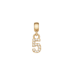 「5」の数字をモチーフにしたCrystal Number Charm Gold。曲線と直線が織りなすフォルムにキュービックジルコニアをあしらい、光を受けて華やかに輝くゴールドカラーのパーソナライズチャームです。