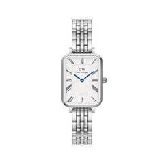 Daniel Wellington Quadro Roman Numerals 5-Link Silverの正面画像。シルバーのレクタンギュラーケースにローマ数字のインデックスとホワイトダイヤル、ブルースチールの針が映える5連ブレスレット仕様のスクエア腕時計です。