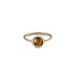Daniel Wellington Audrey Ring Tiger Eye Goldは、ドーム型のタイガーアイ天然石をホワイトキュービックジルコニアのハローセッティングで囲んだ、ゴールドの細身リングです。