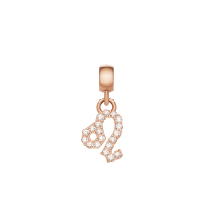 しし座のモチーフにクリスタルをあしらった「Crystal Zodiac Charm」のローズゴールドモデルです。流れるような曲線を描くしし座のシンボルが、ローズゴールドのベイルから優雅に下がります。