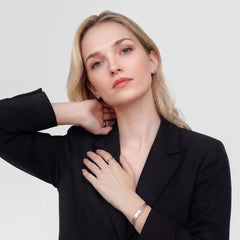 ブラックのジャケットを合わせた女性が、ポリッシュシルバーのカフブレスレット、フープピアス、リングをコーディネートしたDaniel Wellingtonジュエリーの着用イメージです。