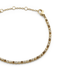 Classic Tennis Bracelet Honey Combo Goldのクローズアップ画像です。ハニーカラーとクリアのプレシオサ・ストーンが交互に爪留めされ、細身のチェーンとゴールドのアジャスターチェーン部分が美しく映えています。