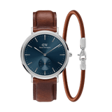 Daniel WellingtonのClassic Multi Eye St Mawesは、アークティックブルーの文字盤とブラウンレザーストラップを組み合わせた腕時計に、同色のSt Mawesレザーブレスレットをセットにしたシルバーギフトセットです。スモールセコンドとサンレイ仕上げのダイヤルが上品な印象を与えます。