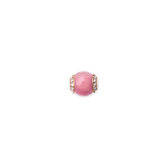 Daniel WellingtonのRhodonite Crystal Orb ローズゴールドチャーム。ピンク色の天然ロードナイトを丸くカットし、両端にホワイトクリスタルをリング状にあしらった、控えめなサイズのオーブデザインです。