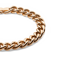 ローズゴールドのChunky Chain Braceletをクローズアップ。太めのリンクが連なるカーブチェーンのディテールと、光を受けて陰影が際立つポリッシュ仕上げの質感をご確認いただけます。