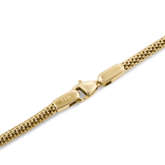 Tide Mesh Bracelet Evergold 2.8のロブスタークラスプ部分をクローズアップ。Daniel Wellingtonのロゴが刻印されたゴールドの留め具と、緻密に編み込まれたメッシュチェーンの質感がご覧いただけます。