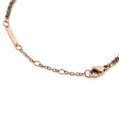 Classic Tennis Bracelet Nightfall Rose Goldのサイズ調整用チェーン部分を拡大した画像です。Daniel Wellingtonの刻印が施されたローズゴールドのプレート、小判チェーン、ロブスタークラスプの細部まで確認できます。また、両端に続くダークトーンのクリスタルもご覧いただけます。