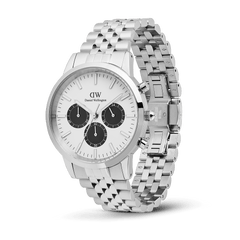 Iconic Chronograph Arch 5-Link Off-White Panda Silverを斜めから捉えた製品写真です。バタフライバックルのディテールやステンレススチールの刻印が確認でき、ブラッシュドとポリッシュドを組み合わせた5リンクブレスレットの質感が際立つアングルとなっています。