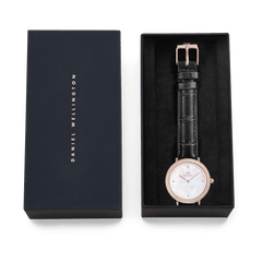 Daniel WellingtonのCrystalline Bezel Black Croc Rose Goldは、ネイビーのブランドボックスに収められています。ブラックのベルベット調インテリアに丁寧にセットされた腕時計は、ギフトにも最適な上品なパッケージです。