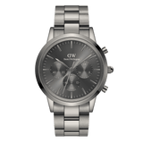 Daniel WellingtonのIconic Chronograph Link Graphiteの正面画像です。グラファイトカラーで統一されたサンレイ仕上げの文字盤に3つのサブダイヤルを配置し、ポリッシュとサテン仕上げを組み合わせたリンクブレスレットが重厚感のある佇まいを演出するクロノグラフモデルです。