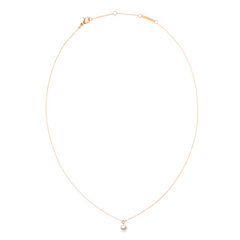 Daniel Wellington Pearl Necklace Rose Goldの全体像です。白い背景に、ローズゴールドの極細チェーンと一粒パールのペンダントトップ、ロブスタークラスプやアジャスターチェーンが映えています。