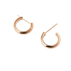 ダニエルウェリントン Arch Earrings Rose Gold 12mmのペアをさまざまな角度から撮影した白背景の商品画像です。ピンポストとポリッシュ仕上げのアーチ型フープの細部までご確認いただけます。