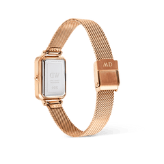 Quadro Melrose Roman Numerals Dateの裏蓋を写した画像です。ローズゴールドのレクタンギュラーケースの裏面には、シリアルナンバーやブランドロゴの刻印が施されており、メッシュストラップのフォールディングクラスプ部分にもブランドロゴが確認できます。