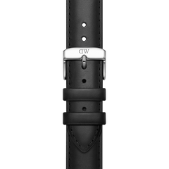 スマートウォッチ用ブラックレザーストラップのバックル部分をクローズアップした製品画像です。上質なイタリア製本革のきめ細かな質感と、丁寧に施されたステッチ、そしてDaniel Wellingtonのロゴが刻印されたシルバーピンバックルがご覧いただけます。