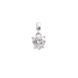 Daniel Wellington Heart White Crystal Charmは、スターリングシルバー925の4本爪でハート型のホワイトクリスタルを留めた、小ぶりなチャームの正面アップです。