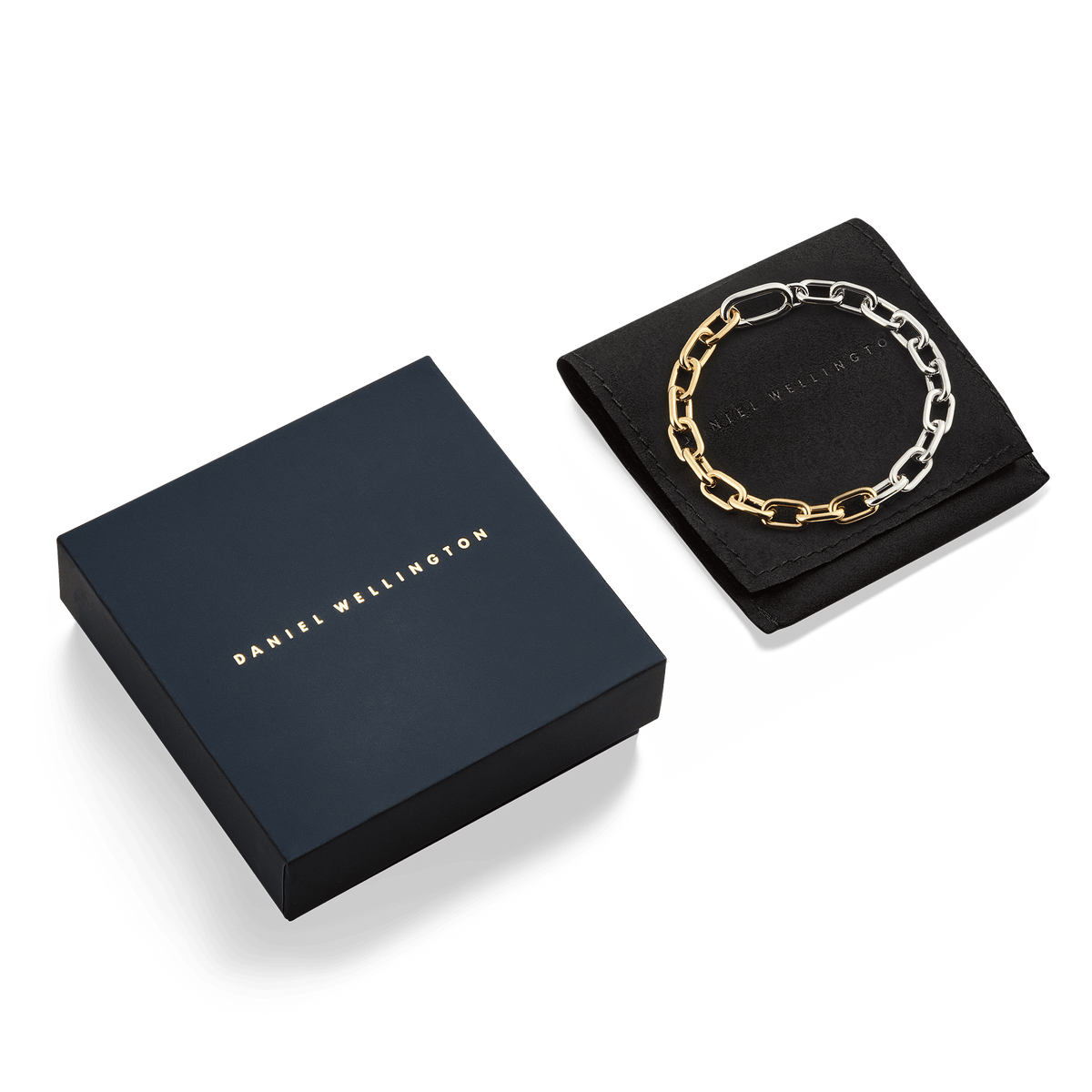 Contrast Link Bracelet Two Tone Goldを、ブランドロゴ入りのネイビーギフトボックスとブラックのスエード調ポーチとともにパッケージした画像です。ギフトにも最適な上品な仕様となっています。