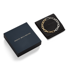 Contrast Link Bracelet Two Tone Goldを、ブランドロゴ入りのネイビーギフトボックスとブラックのスエード調ポーチとともにパッケージした画像です。ギフトにも最適な上品な仕様となっています。