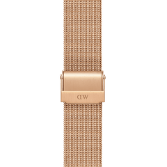 スマートウォッチストラップ Mesh Rose Goldのバックル部分をクローズアップした画像です。ヘアライン仕上げのローズゴールドバックルにはDaniel Wellingtonのロゴが刻印されており、緻密に編み込まれたメッシュの質感が際立っています。