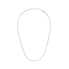 Daniel WellingtonのFlat Chain Necklace Sを白背景で撮影した全体写真です。シルバーカラーの細身フラットチェーンが美しい弧を描き、ロブスタークラスプとアジャスターチェーンのディテールが確認できます。