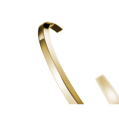 Daniel Wellington Classic Bracelet Goldのオープンカフ部分を拡大した画像です。幅4mmの薄型ステンレススチールにPVDゴールドメッキを施し、開口部の端まで丁寧に仕上げたディテールがご覧いただけます。