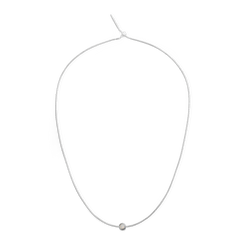 S925スターリングシルバーの細身なスネークチェーンネックレスに、July Charmのバースストーンをあしらったデザインです。シンプルなチェーンの先端には、アジャスター付きの留め金が施されています。