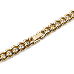 Chunky Chain Necklaceの折りたたみ式クラスプ部分をクローズアップ。ゴールドPVDメッキの留め具にはDaniel Wellingtonのロゴが刻印されており、太めのカーブチェーンと一体化したシームレスなデザインが特徴です。