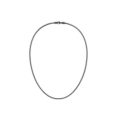 Daniel WellingtonのTide Mesh Necklace Black 1.8。1.8mm幅のブラックメッシュチェーンが描くミニマルな楕円形と、ロブスタークラスプがフラットに収まるデザインが、白い背景に映えます。