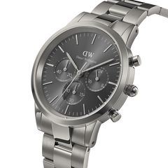 Iconic Chronograph Link Graphiteを斜め上からとらえたクローズアップ画像です。グラファイトカラーのサンレイ仕上げ文字盤には3つのサブダイヤルが配され、リューズやプッシャーの細部まで確認できます。また、サテン仕上げとポリッシュ仕上げを組み合わせたリンクブレスレットの質感も際立っています。