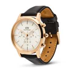 Iconic Chronograph Sheffieldを斜めからとらえたアングルです。ローズゴールドケースの立体感のある輝きや、ブラックナッパレザーストラップの裏面に施されたタン色のステッチなど、細部のディテールがご覧いただけます。