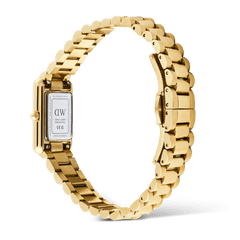 Bound Mini 3-Link Goldを裏蓋側から見た画像です。ケースバックにはDaniel Wellingtonのロゴやシリアルナンバーが刻印されており、ゴールドPVDコーティングの3リンクブレスレットが円を描くように配置されています。