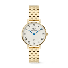Daniel WellingtonのPetite Roman Numerals Date 5-linkは、ゴールドの腕時計です。28mmのケースに、ローマ数字のインデックスとギョーシェ模様のホワイトダイアル、ブルーの時分針、6時位置の日付表示を搭載。ポリッシュ仕上げの5リンクゴールドブレスレットが上品な印象を演出します。