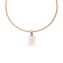 ローズゴールドのスネークチェーンネックレスに通したMother of Pearl Octagonチャームのクローズアップです。ファセットカットの真珠母貝が淡い光を受け、柔らかな虹色の輝きを放っています。