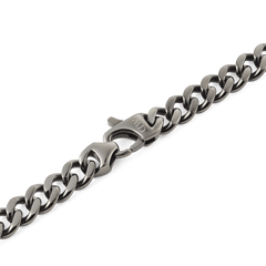 Ellipse Cuban Chain Necklace Graphiteのロブスタークラスプ部分を拡大した画像です。クラスプにはDaniel Wellingtonのロゴが刻印されており、チェーンと同じグラファイト仕上げで統一感のあるディテールをご確認いただけます。