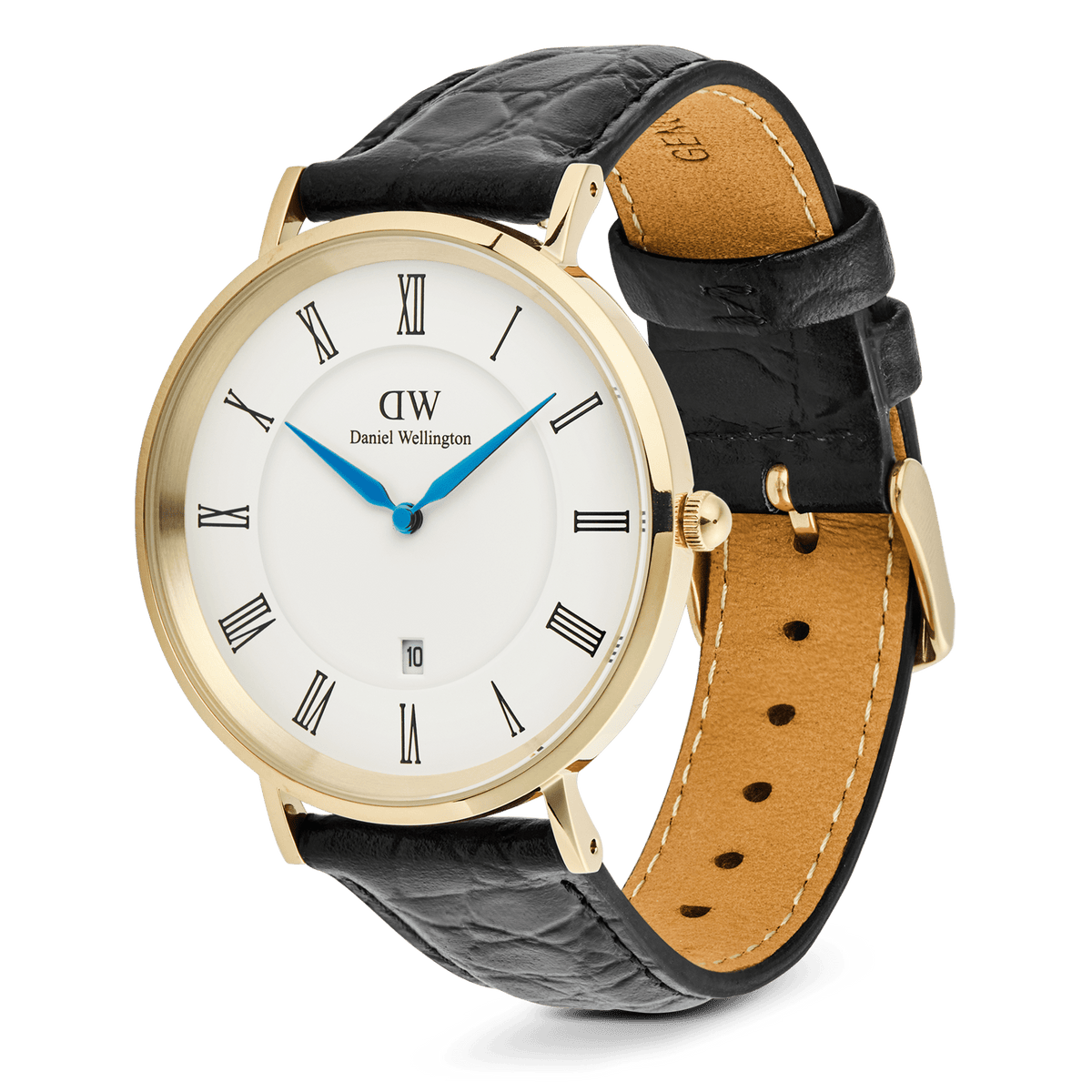 Daniel Wellington Classic Roman Numerals Date Black Croc Belly Goldを斜め横から撮影した製品画像。ゴールドのピンバックルやストラップ裏面のナチュラルレザー、丁寧なステッチ加工が確認できます。また、リューズのディテールやブルースチールの針が鮮やかに映えるアングルです。