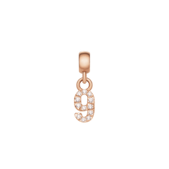 Daniel WellingtonのCrystal Number Charm Rose Goldは、数字の「9」をモチーフにしたチャームです。ローズゴールドのコンパクトなデザインに、キュービックジルコニアが数字の輪郭に沿ってセットされ、上品な輝きを添えています。