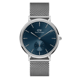 ダニエルウェリントン Classic Multi-Eye Sterling Arcticの正面画像。ブルーのサンレイダイヤルに6時位置のスモールセコンド、シルバーのメッシュブレスレットを備えた40mmラウンドケースの腕時計です。