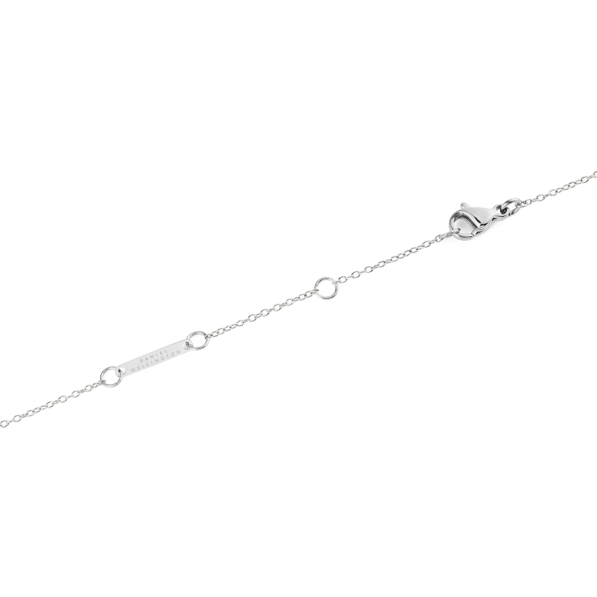 パールネックレス Silverの留め具部分をクローズアップ。ロブスタークラスプとDaniel Wellingtonのロゴが刻印されたシルバープレート、長さ調節用のアジャスターリングがご確認いただけます。