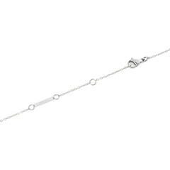 パールネックレス Silverの留め具部分をクローズアップ。ロブスタークラスプとDaniel Wellingtonのロゴが刻印されたシルバープレート、長さ調節用のアジャスターリングがご確認いただけます。