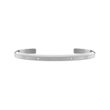 Daniel Wellington Classic Lumine Bracelet Sのシルバーカラーのオープンカフブレスレット。磨き上げられたステンレススチールの表面に、クリスタルとブランドロゴが交互にあしらわれた、細身でミニマルなデザインです。