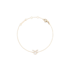 白背景に円形に配置した、牡牛座モデルのCrystal Zodiac Chain Bracelet Goldの全体像です。細やかなゴールドチェーンの下部には、クリスタルで象られた牡牛座のシンボルが柔らかな光を受けて輝いています。上部にはブランド刻印プレート、アジャスターリング、ロブスタークラスプが配されています。