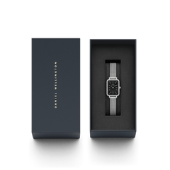 ダニエルウェリントンのQuadro Lumine Bezel Sterling Black MOPは、ネイビーのギフトボックスに収められています。箔押しされたブランドロゴの蓋と、黒いクッションの上にシルバーメッシュストラップの腕時計が丁寧にセットされており、贈り物にも最適なパッケージです。