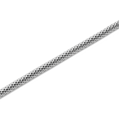 Tide Mesh Necklace Silver 2.8のメッシュ部分をクローズアップした写真です。細かなステンレス製のリンクが織物のように緻密に編み込まれ、光の当たり方によって陰影が生まれる立体感がお分かりいただけます。